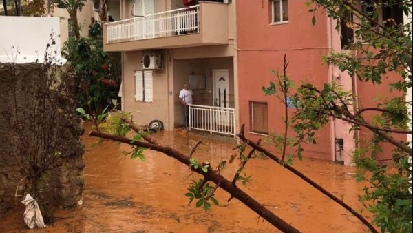 Χείμαρροι οι δρόμοι στον δήμο Χερσονήσου – Οκτώ διασώσεις μέσα σε λίγες ώρες