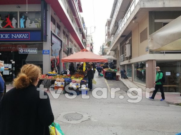 Μείωση κόσμου κατά 60% στη λαϊκή αγορά. Με φειδώ ψωνίζουν ακόμη και τα φρούτα