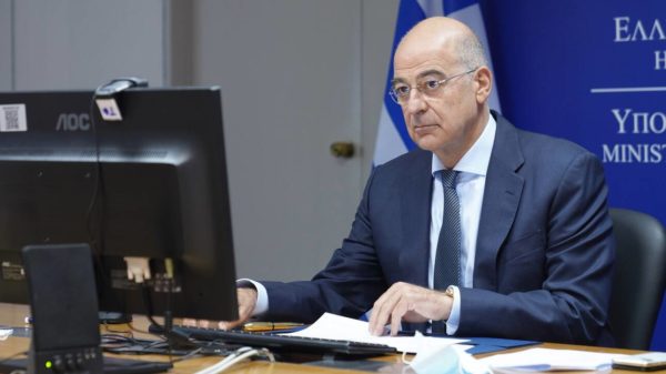 Κορωνοϊός: Σε καραντίνα προληπτικά ο Δένδιας – Ήρθε σε επαφή με κρούσμα
