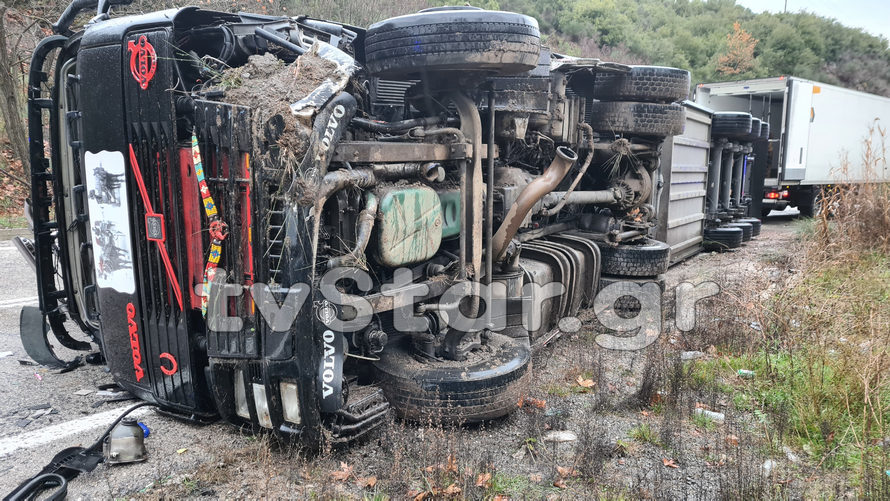 δυσκολία στην κυκλοφορία από πεσμένη νταλίκα στο οδόστρωμα