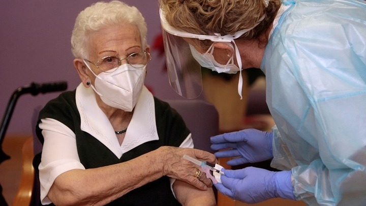 Αρασέλι Ροσάριο Ιδάλγο Σάντσεθ 96χρονη ήταν ο πρώτος άνθρωπος που εμβολιάστηκε