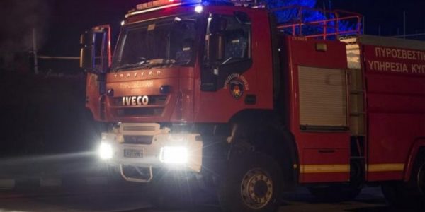 Συναγερμός στην πυροσβεστική για φωτιά σε εργοστάσιο με χρώματα και χημικά στο Βαθύ Αυλίδας