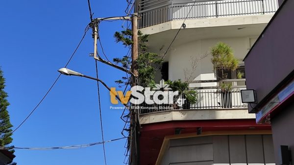 Κολώνες και καλώδια της ΔΕΗ που αγγίζουν μπαλκόνια σπιτιών