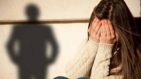 Λαμία: Ιδιοκτήτης καταστήματος συνελήφθη γιατί θώπευσε την υπάλληλό του