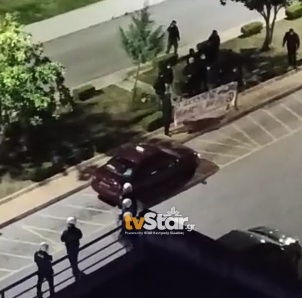Έντασεις έξω από το Νοσοκομείο Λαμίας με υποστηρικτές του Κουφοντίνα (video)