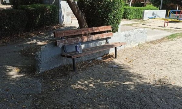 Σοκ: Τον βρήκαν νεκρό στο παγκάκι της πλατείας