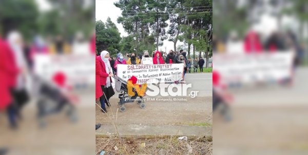 Έκλεισαν το δρόμο οι πρόσφυγες στην Ριτσώνα. Θέλουν να φύγουν για το εξωτερικό