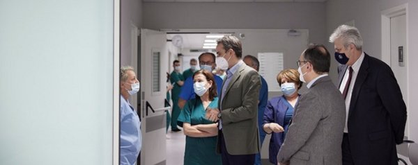 Ξαφνική επίσκεψη Μητσοτάκη στη ΜΕΘ του “Σωτηρία”