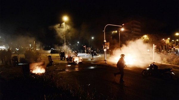 Επεισόδια στη Νέα Σμύρνη – Στο “401” ο αστυνομικός που τραυματίστηκε στο κεφάλι