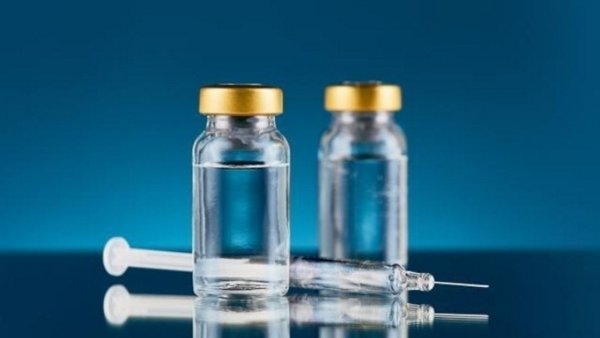Μόσιαλος: Τα εμβόλια θα είναι μάλλον αποτελεσματικά για όλες τις γνωστές μεταλλάξεις
