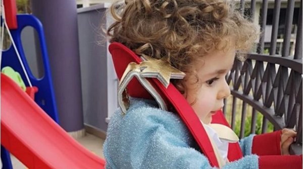 Παναγιώτης – Ραφαήλ: Ντύθηκε “Μικρός Πρίγκιπας” και στέκεται στα πόδια του