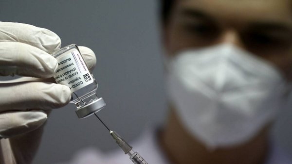 Covid: To εμβόλιο της AstraZeneca προλαμβάνει σε ποσοστό 79% τη συμπωματική νόσηση