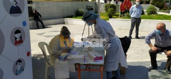 “Αναμενόμενη η αύξηση κρουσμάτων στη Λιβαδειά”. Viral η φωτογραφία εμβολιασμού του δημάρχου (video)