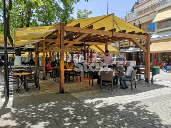 Τι λένε οι πολίτες για εστίαση και εμβολιασμούς – Με χαμόγελο για εμβόλιο και καφέ στην Μακρακώμη (video)