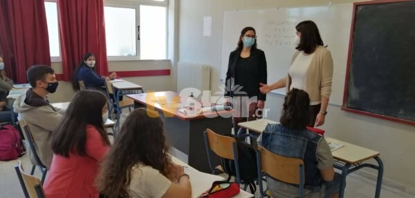 Επιστροφή στα θρανία: Η υπουργός στο Βαθύ Αυλίδας. (φωτο video)