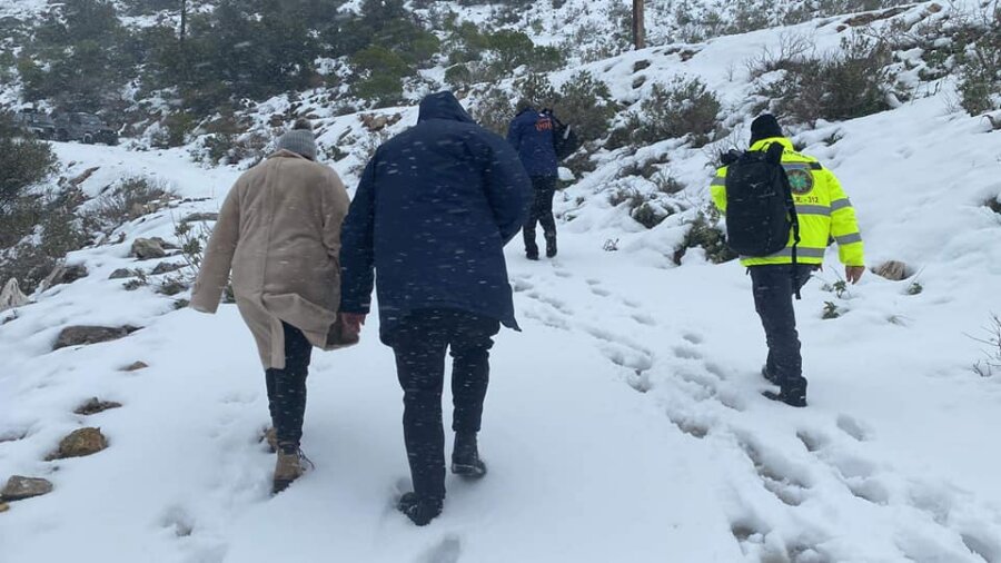 Έσωσαν ζευγάρι που είχε αποκλειστεί από τα χιόνια στην Εύβοια