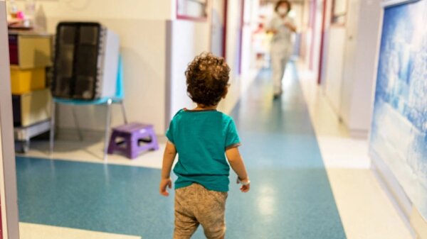 Συναγερμός στον ΕΟΔΥ: Δύο πιθανά κρούσματα οξείας ηπατίτιδας σε παιδιά 2 και 5 ετών στην Ελλάδα – Η ανακοίνωση