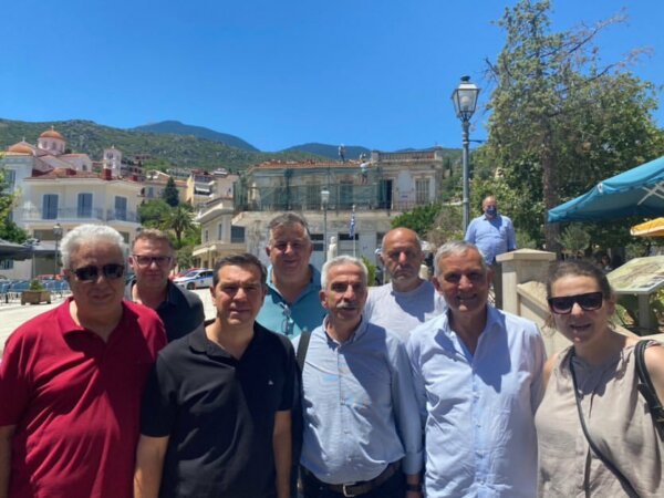 “Στερεά υπεροχής”: Μαζί με τον πρόεδρο του ΣΥΡΙΖΑ ΠΣ, δίπλα στους πυρόπληκτους της Φωκίδας.
