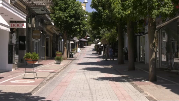 Λαμία: Άδεια από καταναλωτές η πόλη με ανοιχτή την αγορά και εκπτώσεις (video)