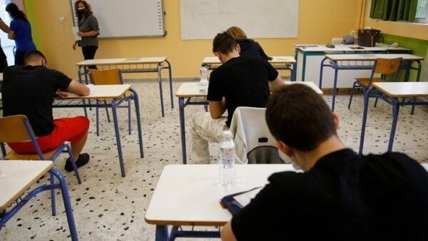 Λαμία: Έβγαλε το κινητό του και μηδενίστηκε στις Πανελλαδικές