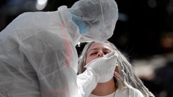 ΕΟΔΥ: Σε ύφεση η πανδημία, μείωση της θετικότητας – Τέσσερις θάνατοι από κορονοϊό, ένας από γρίπη