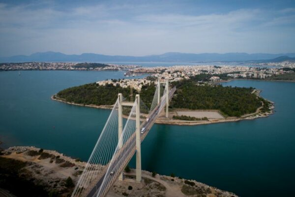 Ανήλικος αποπειράθηκε να πέσει από την Υψηλή Γέφυρα – Έντρομοι παρακολουθούσαν το γεγονός οι γονείς