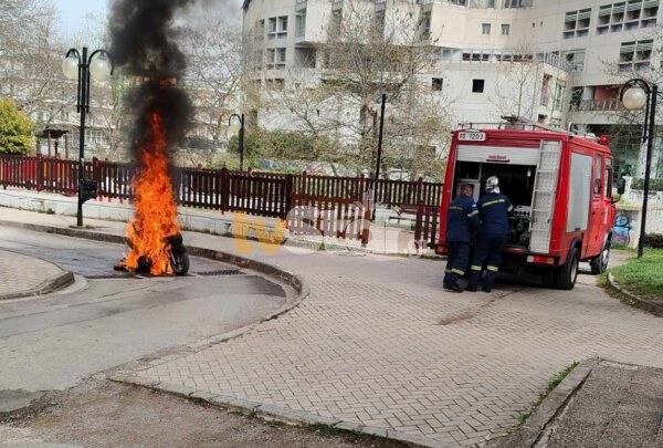 Μηχανάκι έγινε παρανάλωμα του πυρός στο κέντρο της Λιβαδειάς.(photo)