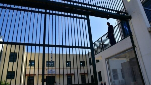 Πέντε συλλήψεις για διακίνηση ναρκωτικών και κινητών στις φυλακές Αυλώνα – Ανάμεσά τους και σωφρονιστικός υπάλληλος