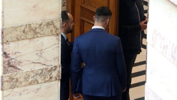 Επεισόδιο στην Βουλή: Τι αναφέρει στο απολογητικό του υπόμνημα ο κατηγορούμενος βουλευτής Κωνσταντίνος Φλώρος
