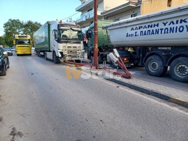 Φορτηγό «καρφώθηκε» σε κολώνα νησίδας στο κέντρο της Αλιάρτου.(photo)