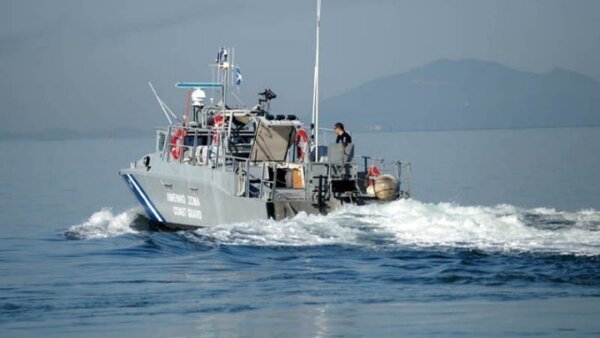 Βάρκα με 33 μετανάστες εντοπίστηκε νότια της Κρήτης
