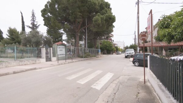 Λαμία: 6χρονη παρασύρθηκε από αυτοκίνητο – Επικίνδυνος δρόμος μπροστά από σχολείο (βίντεο)