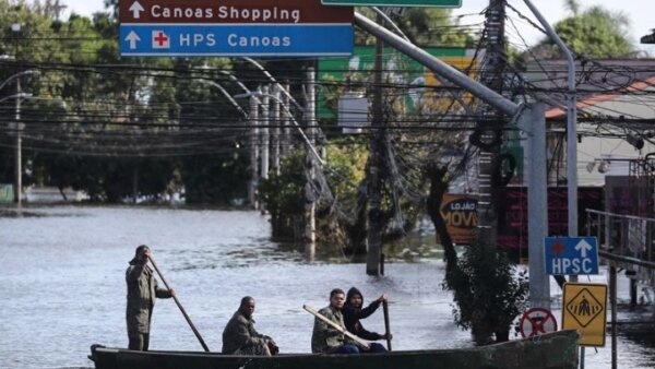 Πλημμύρες στη Βραζιλία: Τα νερά υποχωρούν κι αποκαλύπτουν το χάος