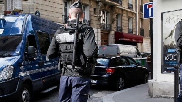 Σε κόκκινο συναγερμό η Γαλλία: Ψάχνουν τον διαβόητο ληστή “Μύγα” που δραπέτευσε και ρεζίλεψε την αστυνομία