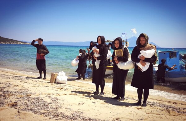 Πρόσφυγες για μία ημέρα – Οι κάτοικοι της Αφησιάς μπήκαν στα θαλασσοδαρμένα καΐκια και αναβίωσαν τον ξεριζωμό των παππούδων τους