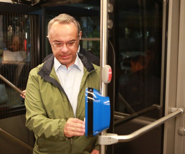 Χρήστος Σταϊκούρας: Τα νέα ηλεκτρικά λεωφορεία κυκλοφορούν στους δρόμους της Πρωτεύουσας
