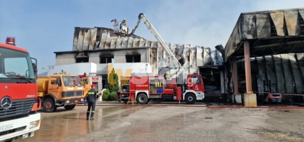 Καίει ακόμα η φωτιά στο εργοστάσιο Γιαννίτσης – Δείτε εικόνες από drone (φώτο+βίντεο)
