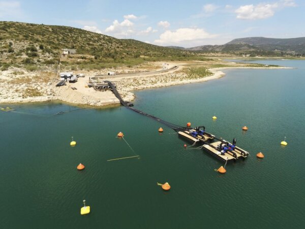 Περιφέρεια Στερεάς: Εγκαταστάθηκε εγκαίρως το πρώτο τμήμα του νέου πλωτού αντλιοστασίου για την άρδευση της Κωπαΐδας από την Υλίκη