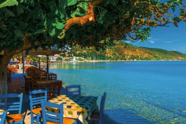 Ξεκίνησε η υποβολή των αιτήσεων για το πρόγραμμα Κοινωνικού Τουρισμού. Τι προβλέπεται για την Εύβοια