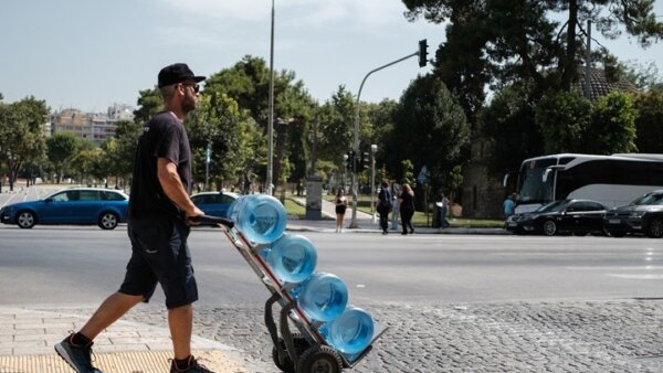 Υπουργείο Εργασίας: 10 μέτρα για την προστασία των εργαζομένων από τη θερμική καταπόνηση, υπό συνθήκες καύσωνα