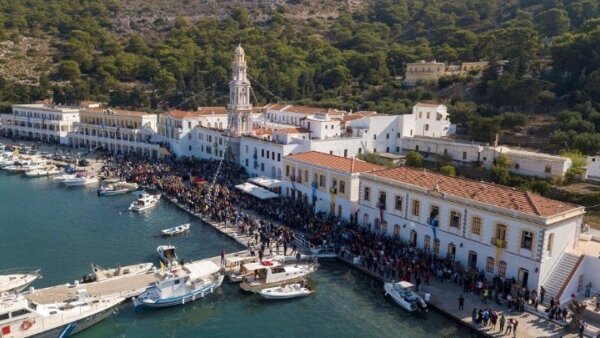 Θρίλερ στη Σύμη: Διάσημος Βρετανός παρουσιαστής του BBC πήγε για περπάτημα και εξαφανίστηκε