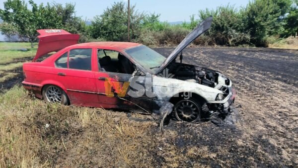 Φθιώτιδα: Αυτοκίνητο πήρε φωτιά μέσα κτήμα και επεκτάθηκε σε ξερά χόρτα – Άφαντος ο ιδιοκτήτης (φωτο & video)