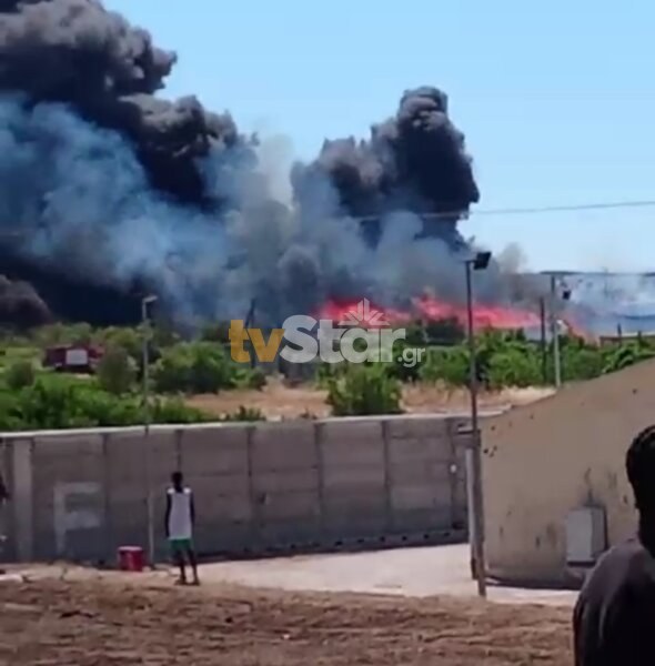 Μεγάλη φωτιά στην Ριτσώνα, δίπλα από την Δομή των Προσφύγων – Απειλούνται εργοστάσια – Μήνυμα από το 112 (φωτο & video)