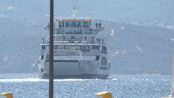 Γεμάτα αναχωρούν τα πλοία για Εύβοια από τη Γλύφα – Αυξημένη η τουριστική κίνηση (βίντεο)