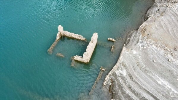 Ξυπνάει ο εφιάλτης της λειψυδρίας – Βγαίνουν στην επιφάνεια τα βυθισμένα σπίτια του χωριού Κάλλιο στο Μόρνο (video)