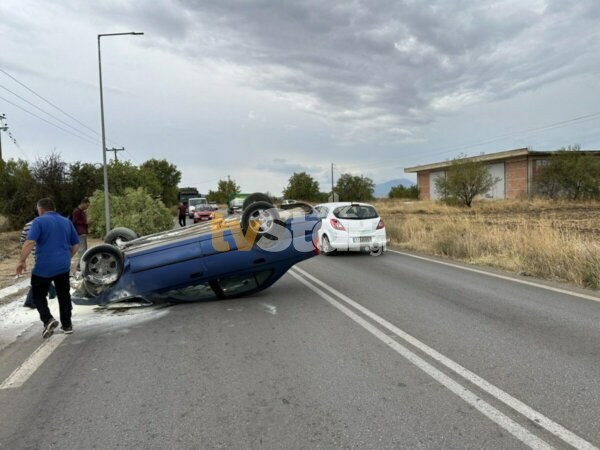 Θήβα: Σύγκρουση με δέντρο και ανατροπή επιβατικού.