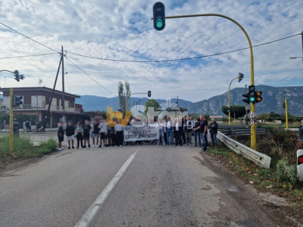 Έκλεισαν τον δρόμο οι μαθητές του Μοσχοχωρίου.  Ετοιμάζονται για απεργία πείνας. (video)