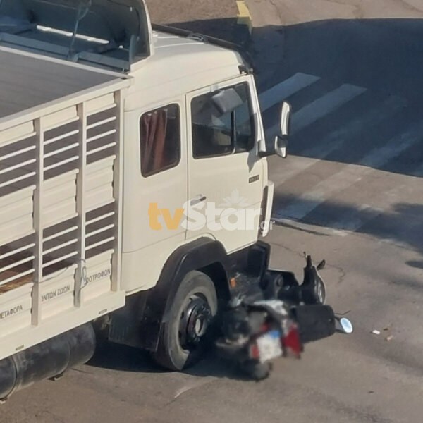 Τροχαίο με φορτηγό και μηχανάκι στη Λαμία. (φωτο)