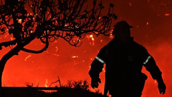 Συνεχίζεται η μάχη με τις φλόγες στο Ξυλόκαστρο – Τραυματίστηκαν δύο πυροσβέστες