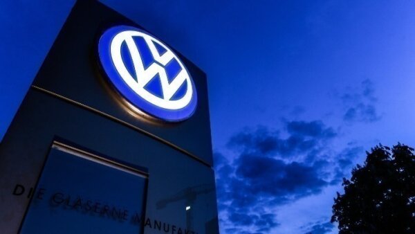 Γερμανία: Η Volkswagen σκοπεύει να κλείσει τρία εργοστάσια – Χιλιάδες απολύσεις και μειώσεις μισθών